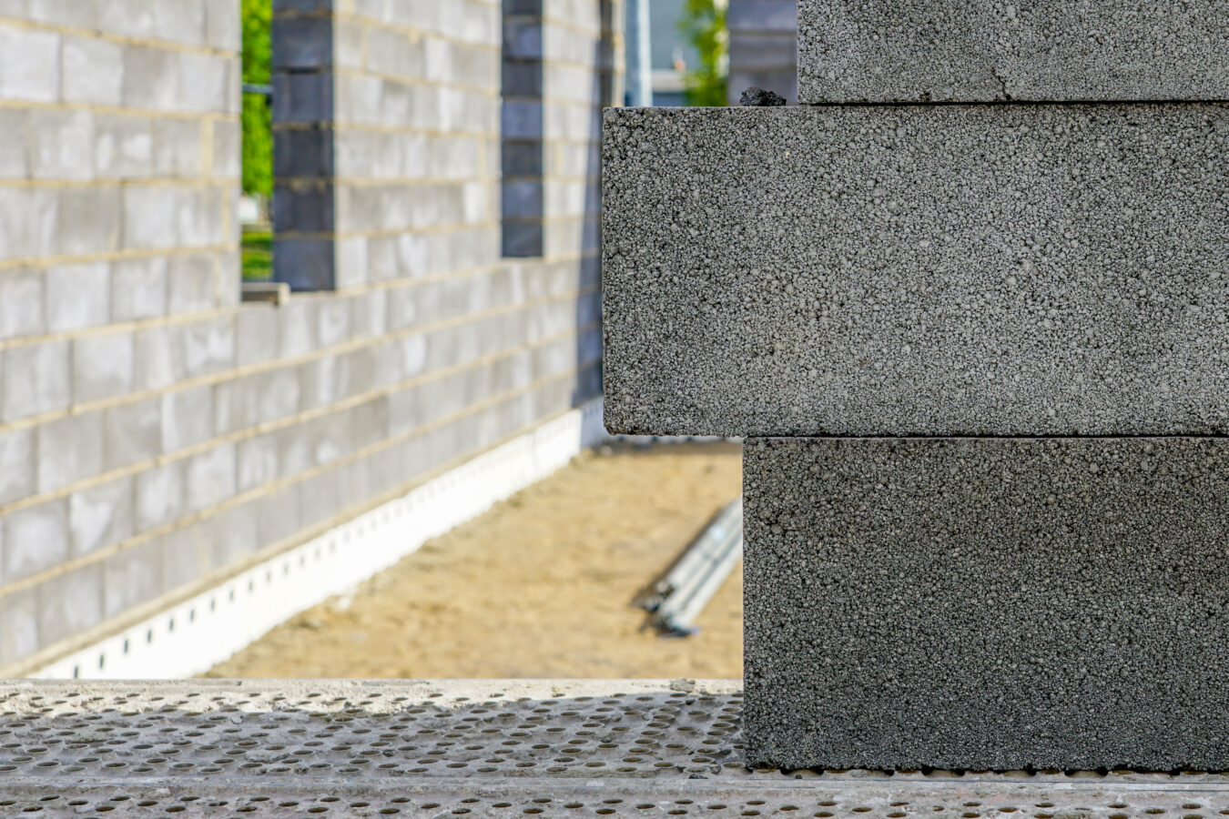 Betonowy fundament i konstrukcja ścian nowego domu, widok na plac budowy w procesie przygotowawczym